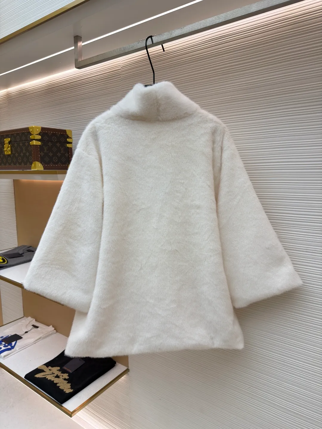 LOUIS VUITTON x Nigo joint mink fur V-neck kimono style fur ●Original version: 169000 purchased and developed ●Item number: 1681868-C30 ●Fabric: mink fur fabric ●Technology: Positioning cutting machine ●Color: white ●Version: version ●Weight: about 910 grams ●Size: 46-48-50-52 ●Description: - The fabric is made of high-quality North American mink hair, which is hand-sorted and screened to ensure uniform hair needle length and fluff density, smooth touch and strong luster. The tailoring adopts an unlined minimalist structure, and is stitched by hand to avoid stitching marks that damage the overall texture. The neckline is designed with a wide fold, and the edges are trimmed with invisible hand stitching, so that it drape naturally without being stiff. The cuffs are made of the same material and are furred, and a thin interlining is added on the inside to keep them fluffy and not easily deformed. The pockets are embedded in design, and the edges of the openings are hand-stitched to seamlessly connect with the texture of the body. The interior is equipped with the brand's exclusive satin lining, the label is fixed with a custom hanging chain, and the details reflect high-end craftsmanship standards. The overall wiring is straight and delicate, the fabric is comfortable and soft, and the color is consistent without color difference. It can be matched with the same style to create a fashionable look and control various occasions. Customized accessories, complete with three standards, same style for men and women!